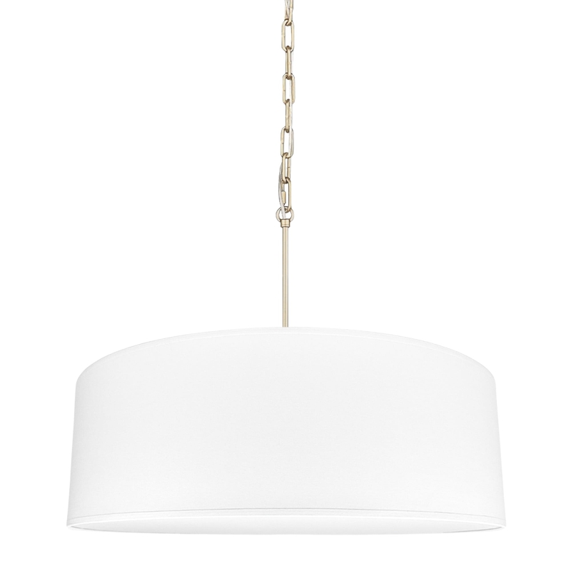 Złota lampa wisząca z okrągłym, białym abażurem z blendą rozpraszającą światło.