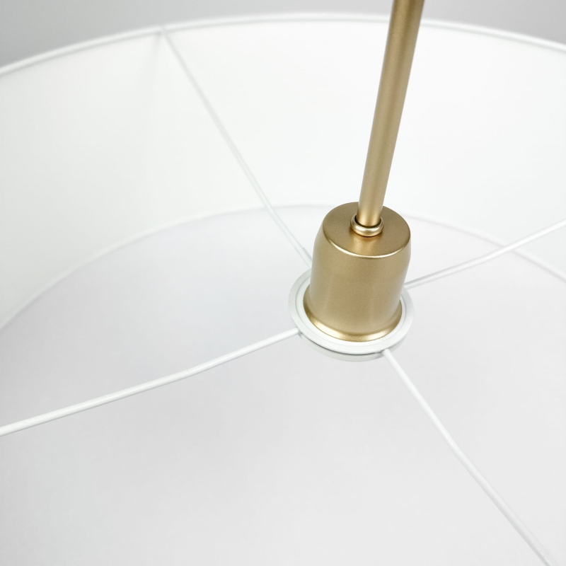 Złota lampa wisząca z okrągłym, białym abażurem z blendą rozpraszającą światło - detal.