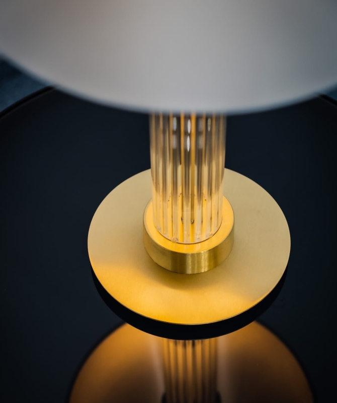 Elegancka lampa stołowa z ryflowanego szkła z mosiężną podstawą z biało-złotym abażurem HAMPTON - detal.
