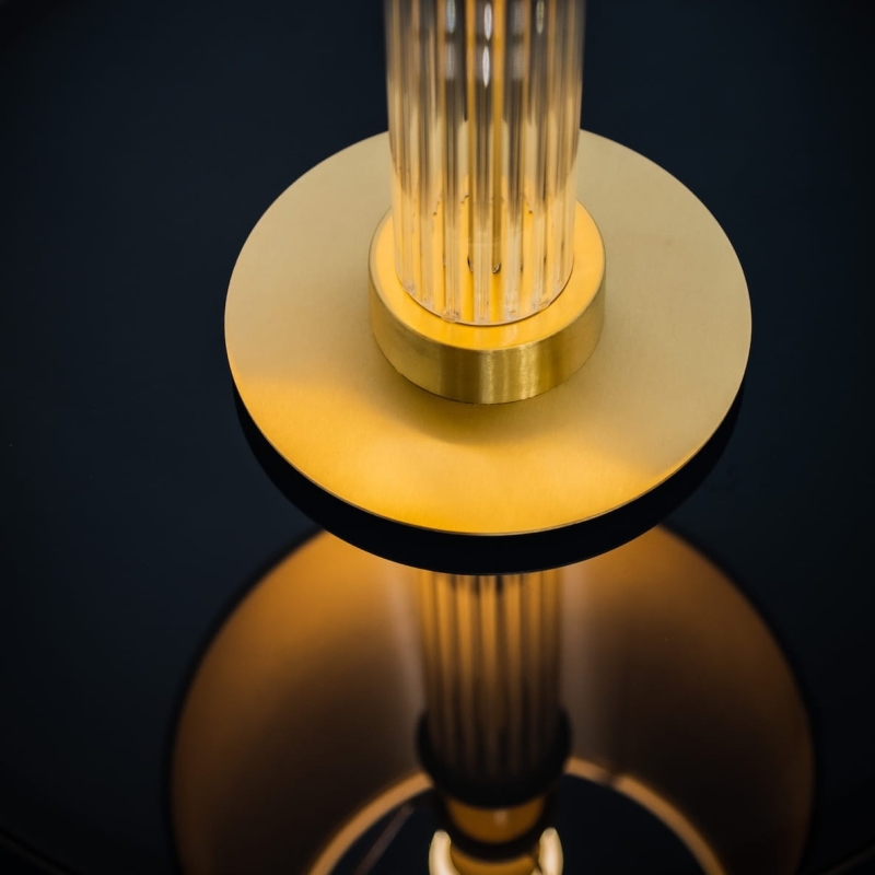 Elegancka lampa stołowa z ryflowanego szkła z mosiężną podstawą HAMPTON - detal.