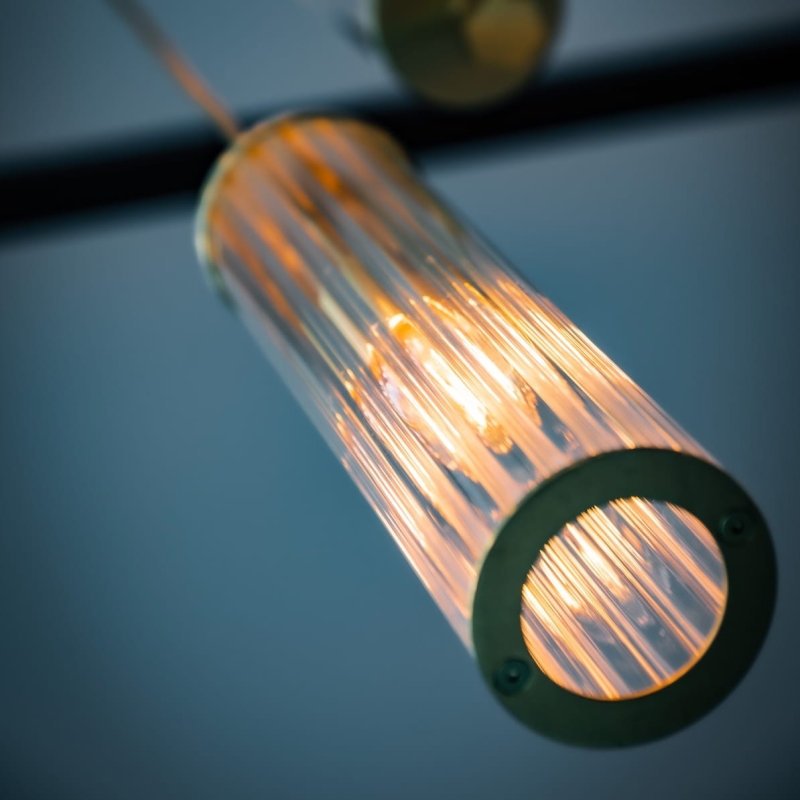 Mosiężna lampa wisząca tuba z ryflowanym szklanym kloszem HAMPTON - detal.