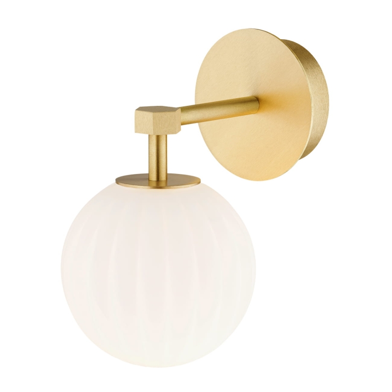 Mosiężny kinkiet kula z kloszem z mlecznego szkła ryflowanego PALOMA - skierowany do dołu.