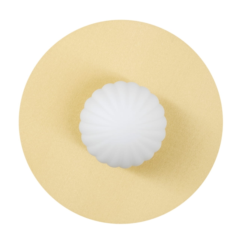 Mosiężna lampa talerz z kulą z mlecznego szkła ryflowanego PALOMA.