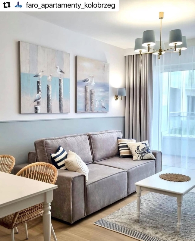 Pięcioramienny łoty żyrandol ze stali mosiądzowanej z błękitnymi abażurami PONTE 5 - aranżacja.