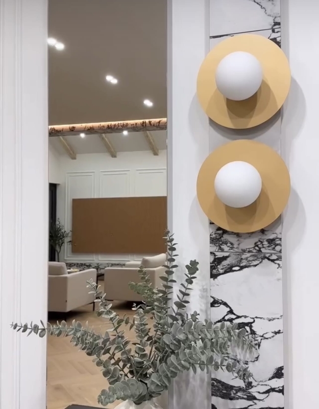 Złoty kinkiet talerz z kulą z mlecznego szkła SPELLO.