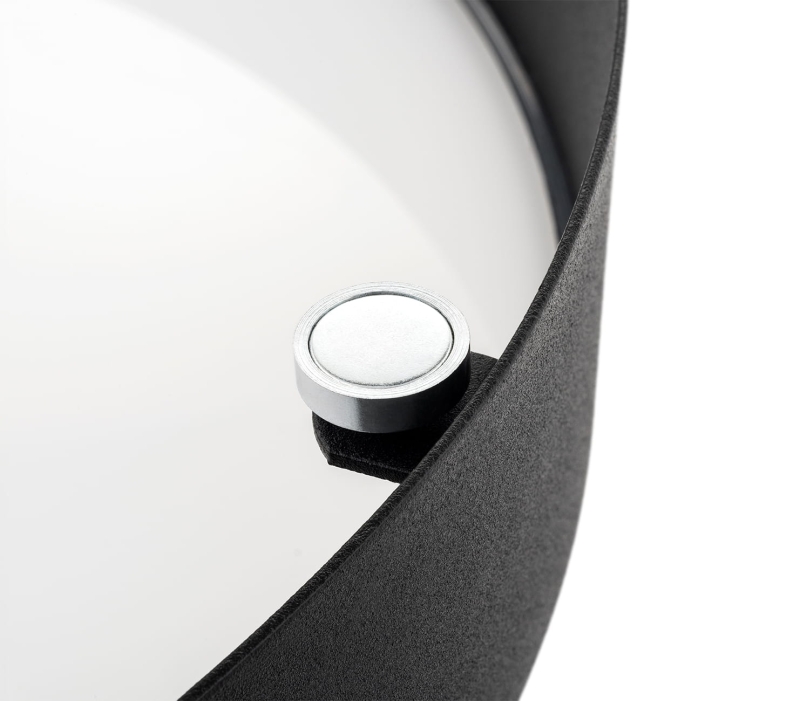 Okrągły czerwony plafon sufitowy LED o średnicy 34 cm TIAMO - klosz montowany na magnesy na przykładzie czarnego plafonu TIAMO.