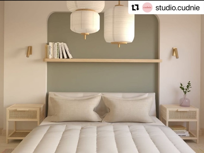 Mały złoty kinkiet do czytania z regulacją nachylenia RIO w aranżacji jako dodatkowe lampki do czytania przy łóżku.