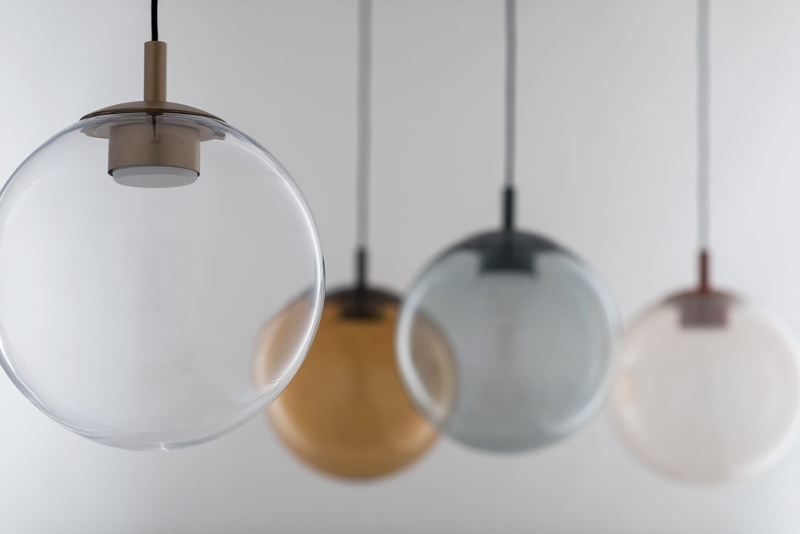 Szklana lampa wisząca kula ze złotym zawieszeniem SACRAMENTO - wszystkie dostępne kolory.