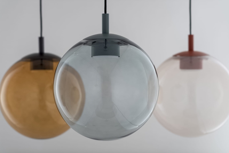 Szklana lampa wisząca kula w kolorze zielonoszarym SACRAMENTO.