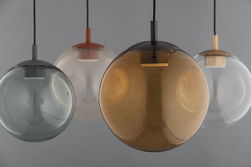 Szklana lampa wisząca kula z kloszem w kolorze bursztynowym SACRAMENTO.