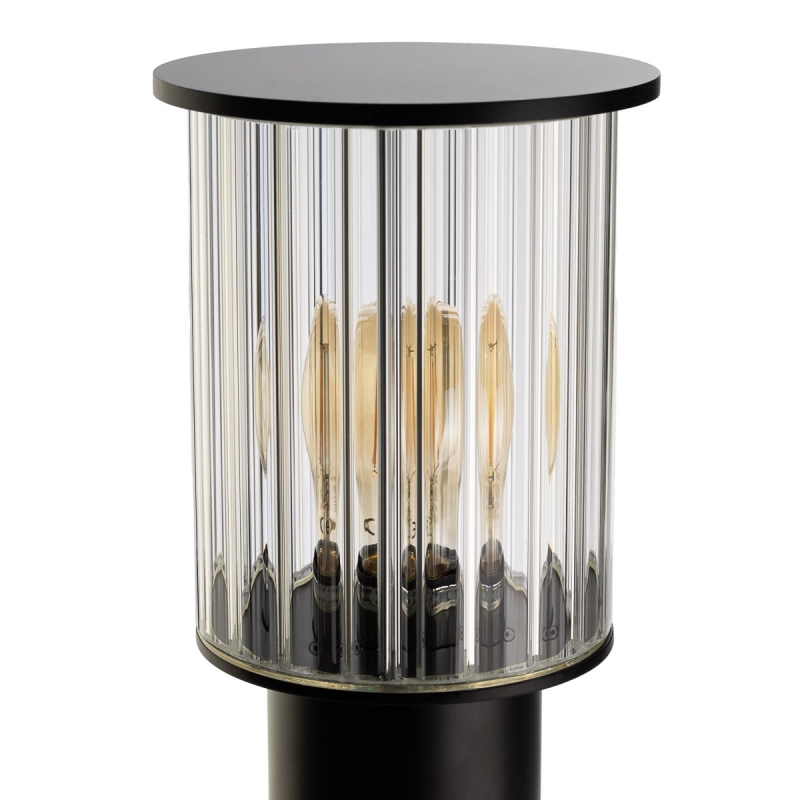 Czarna lampa słupek ogrodowy NORFOLK z aluminium i ryflowanego szkła.
