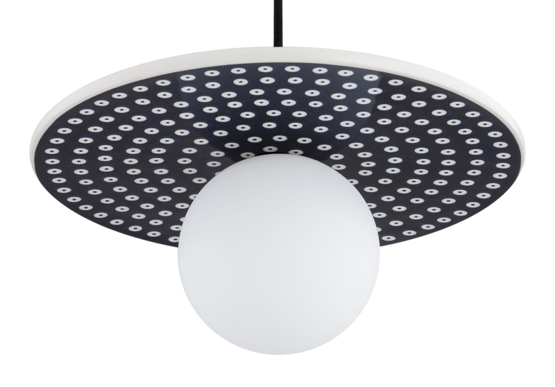 Granatowa lampa wisząca z ceramiki bolesławieckiej z klasycznym wzorem prostych białych kropek na kobaltowym tle i kulistym mlecznym kloszem BOLL 8950.