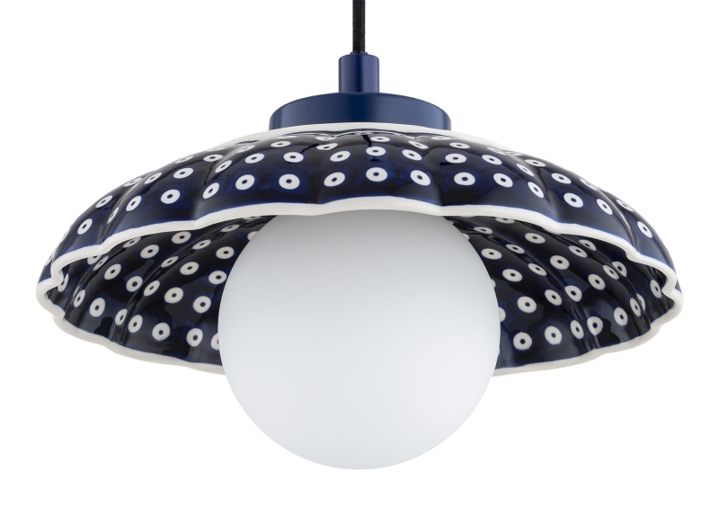 Granatowa lampa wisząca z ceramiki bolesławieckiej z z kloszem w kształcie muszli i mleczną kulą BOLL 8948.