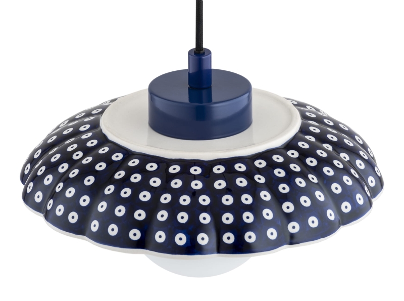 Granatowa lampa wisząca z ceramiki bolesławieckiej z z kloszem w kształcie muszli i mleczną kulą BOLL 8948.