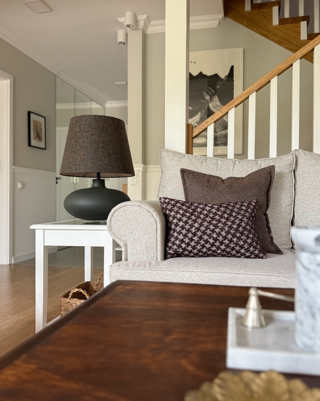 Brązowo-bordowy zestaw poduszek na kanapie No. 10.