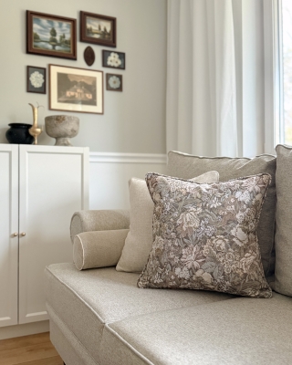 Gruba żakardowa poduszka w kwiaty w bladych kolorach w wymiarze 45x45 cm ROSA. Poduszka w stylu modern farmhouse na kanapie.