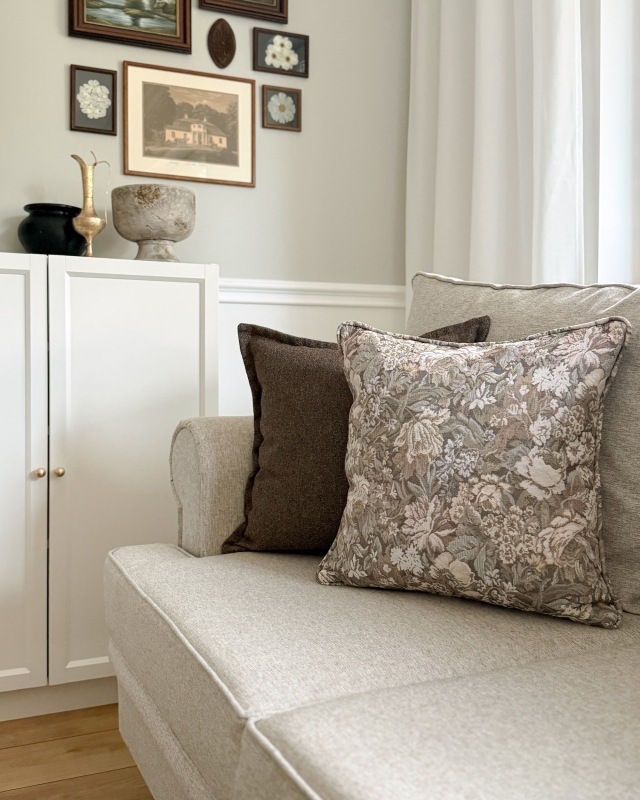 Gruba żakardowa poduszka w kwiaty w bladych kolorach w wymiarze 45x45 cm ROSA. Poduszka w stylu modern farmhouse na kanapie.