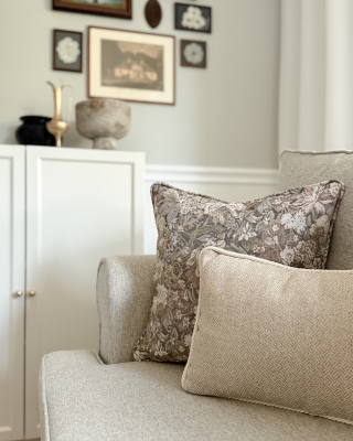 Gruba żakardowa poduszka w kwiaty w bladych kolorach w wymiarze 45x45 cm ROSA. Poduszka w stylu modern farmhouse na kanapie.