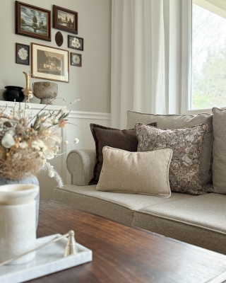 Gruba żakardowa poduszka w kwiaty w bladych kolorach w wymiarze 45x45 cm ROSA. Poduszka w stylu modern farmhouse na kanapie.