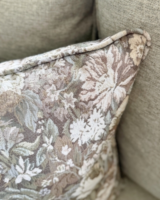 Żakardowa poduszka w kwiaty w bladych kolorach w wymiarze 45x45 cm ROSA - detal