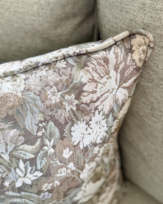 Żakardowa poduszka w kwiaty w bladych kolorach w wymiarze 45x45 cm ROSA - detal