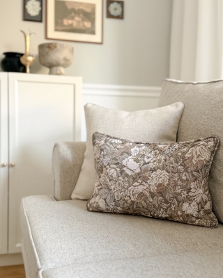 Prostokątna mała żakardowa poduszka w kwiaty w bladych kolorach w wymiarze 30x45 cm ROSA. Mała poduszka w stylu modern farmhouse na kanapie.