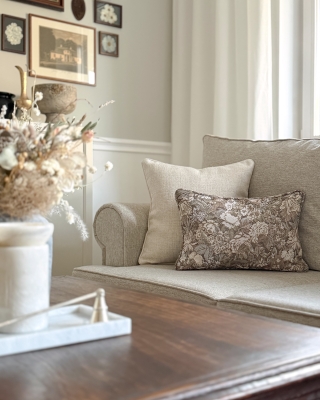 Prostokątna mała żakardowa poduszka w kwiaty w bladych kolorach w wymiarze 30x45 cm ROSA. Mała poduszka w stylu modern farmhouse na kanapie.