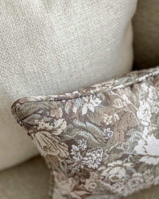 Prostokątna mała żakardowa poduszka w kwiaty w bladych kolorach w wymiarze 30x45 cm ROSA. Mała poduszka w stylu modern farmhouse na kanapie - detal.