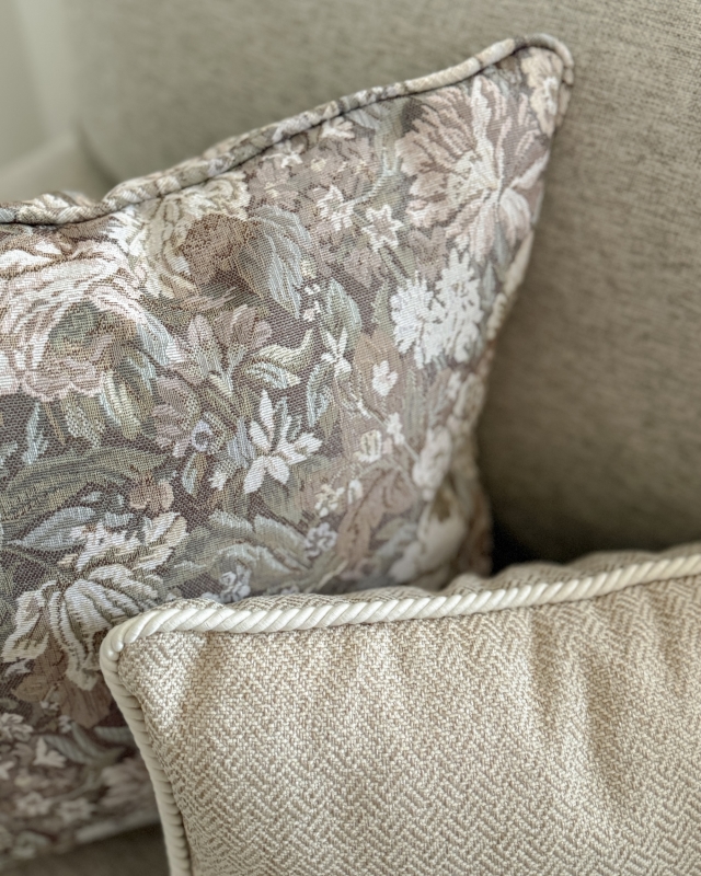 Zestaw dwóch żakardowych poduszek w kwiaty i w jodełkę w stylu modern farmhouse No. 13 - detal.