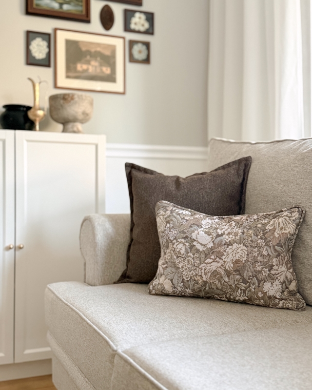 Zestaw dwóch żakardowych poduszek w kolorze czekoladowego brązu oraz z kwiatowym wzorem w rustykalnym stylu No.16.