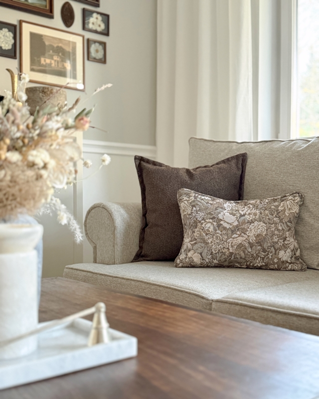 Zestaw dwóch żakardowych poduszek w kolorze czekoladowego brązu oraz z kwiatowym wzorem w rustykalnym stylu No.16.