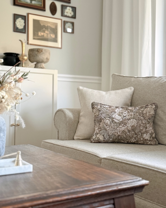 Beżowy zestaw poduszek z kwiatowym wzorem w stylu vintage No. 19.