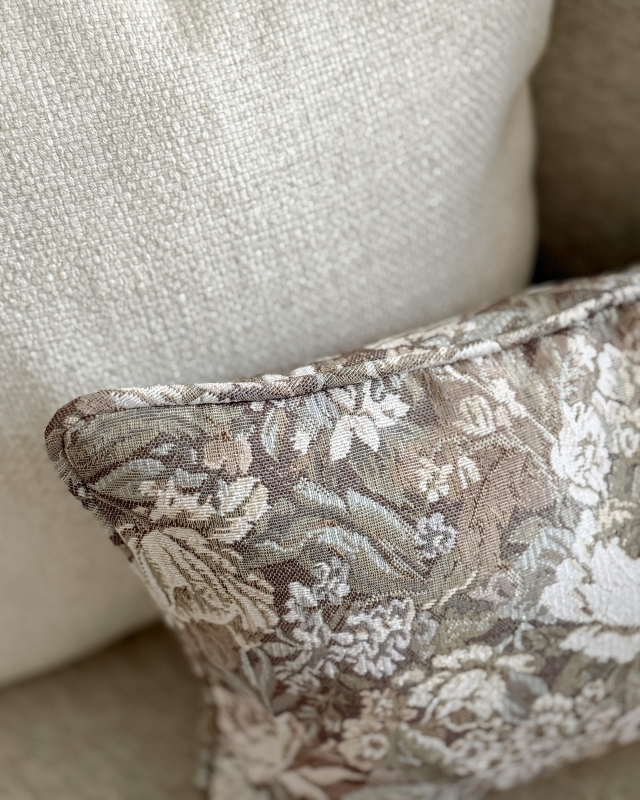 Beżowy zestaw poszewek na poduszki z kwiatowym wzorem w stylu vintage No. 19 - detal.