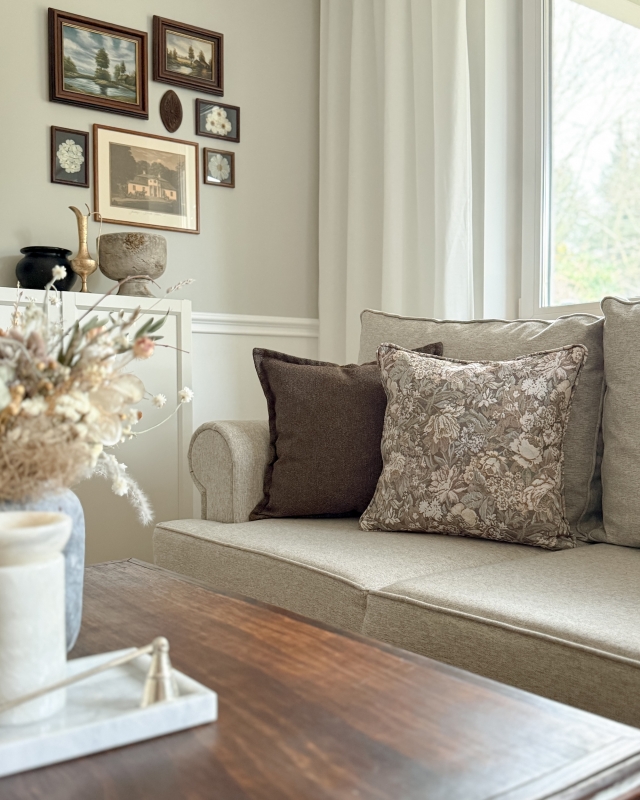 Zestaw dwóch żakardowych poduszek w kolorze czekoladowego brązu oraz z kwiatowym wzorem w rustykalnym stylu No. 25.