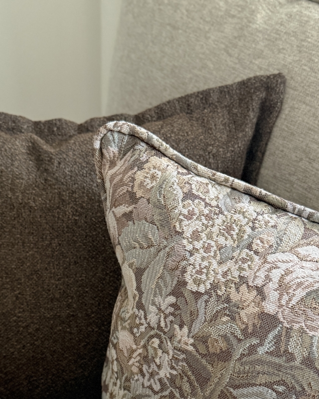 Zestaw dwóch żakardowych poduszek w kolorze czekoladowego brązu oraz z kwiatowym wzorem w rustykalnym stylu No. 25 - detal.