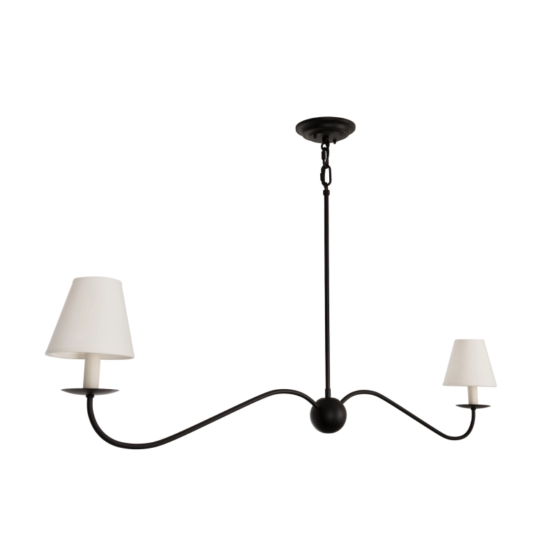 Podłużny czarny gięty żyrandol podwójny z białymi abażurami z oprawkami w kształcie świec. Podłużny żyrandol w stylu modern farmhouse ELINEA.