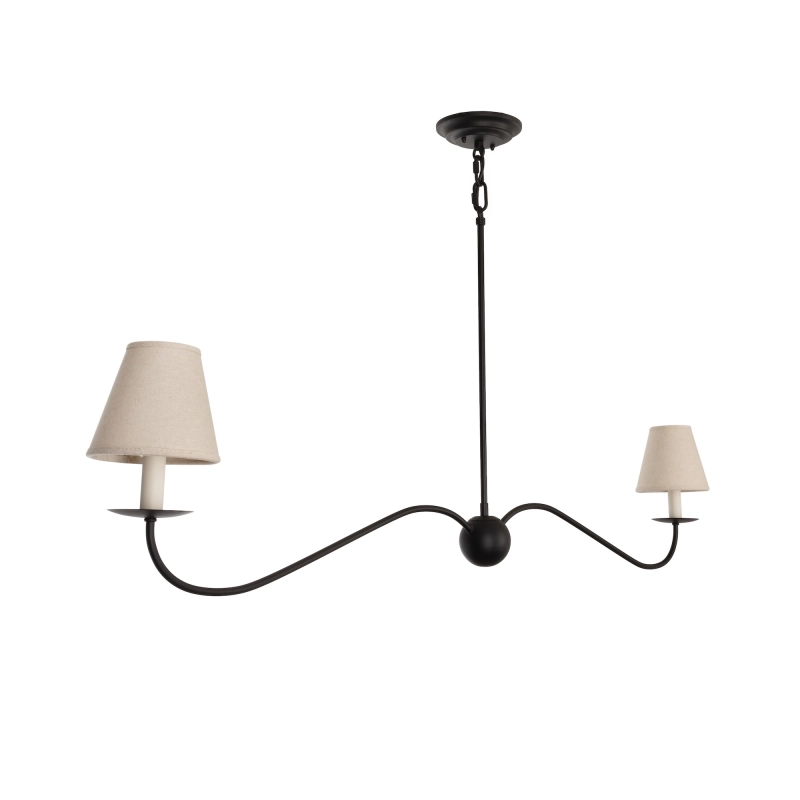Podłużny czarny gięty żyrandol podwójny z lnianymi abażurami z oprawkami w kształcie świec. Podłużny żyrandol w stylu modern farmhouse ELINEA.