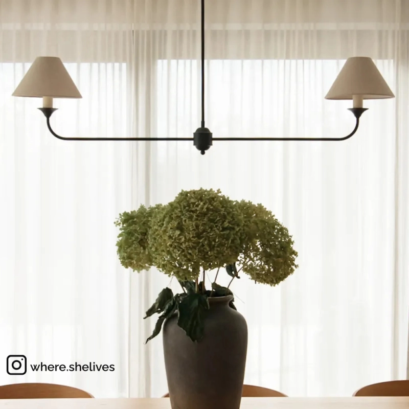 Podłużny czarny żyrandol podwójny z lnianymi abażurami w stylu modern farmhouse SHOWY. Podłużny żyrandol nad stół.