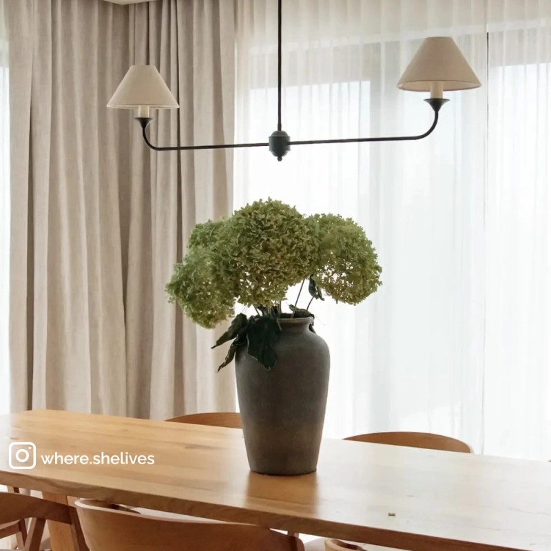 Podłużny czarny żyrandol podwójny z lnianymi abażurami w stylu modern farmhouse SHOWY. Podłużny żyrandol nad stół.