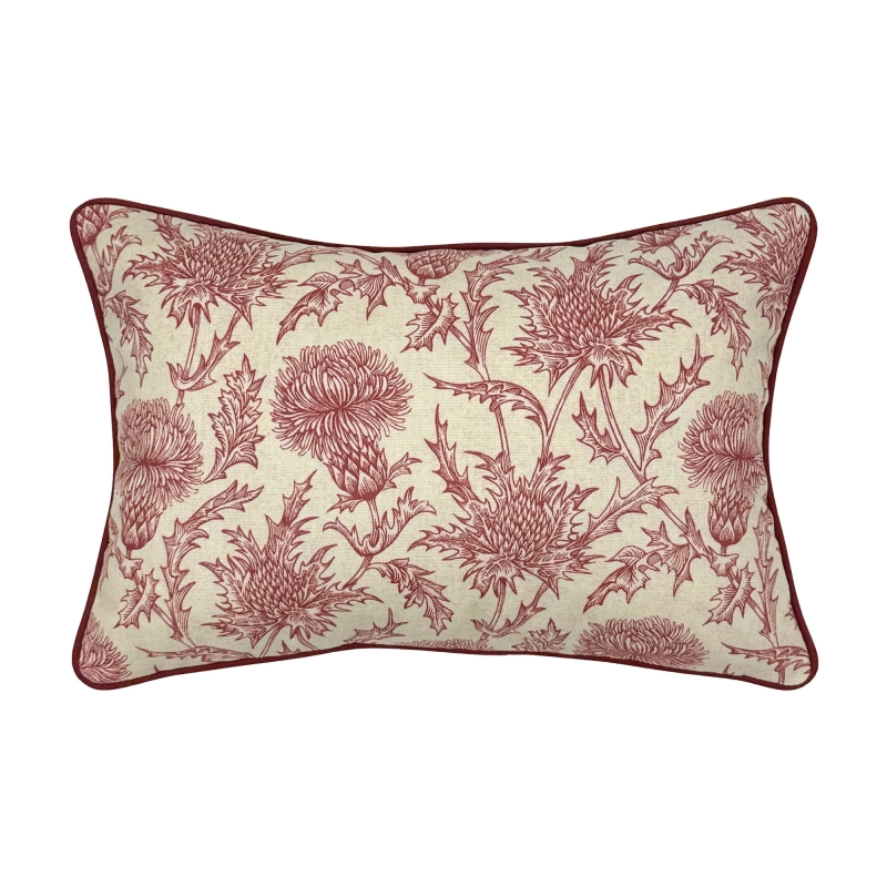 Prostokątna bordowa poszewka bawełniana w kwiatowy wzór kwiatów ostu BORDE 30x45 cm.