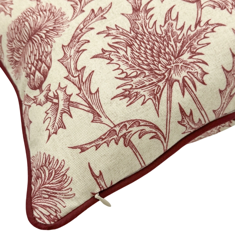 Prostokątna bordowa poszewka bawełniana w kwiatowy wzór kwiatów ostu BORDE 30x45 cm - detal.