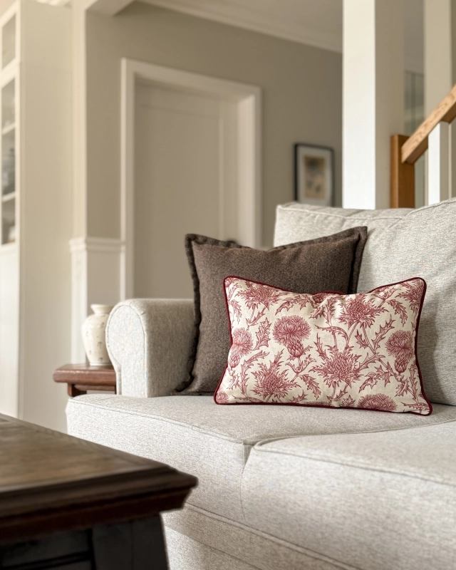 Prostokątna beżowa poszewka z bawełny z bordowym kwiatowym wzorem BORDE 30x45 cm. Ozdobna bordowa poduszka na kanapie.