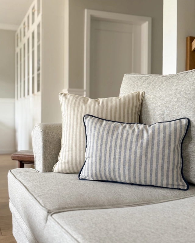 Kwadratowa poszewka w beżowo-kremowe paski SAND 45x45 cm - aranżacja na kanapie w salonie.
