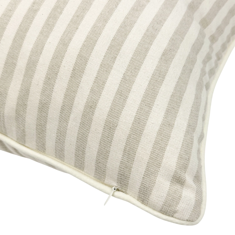 Prostokątna poduszka bawełniana w beżowo-kremowe paski SAND 30x45 cm - detal.