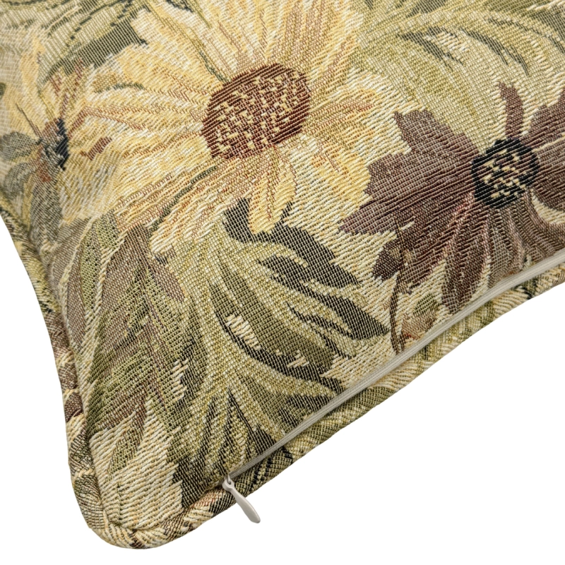 Żakardowa poduszka w kwiaty w stylu vintage w odcieniach żółci, zieleni i różu SOLIA 45x45 cm - detal.