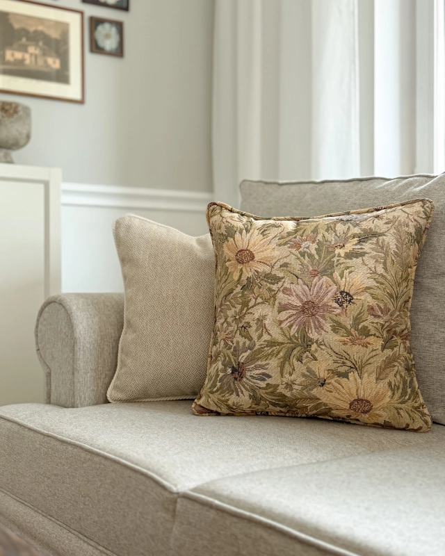 Beżowo-żółty zestaw żakardowych poduszek kwadratowych.