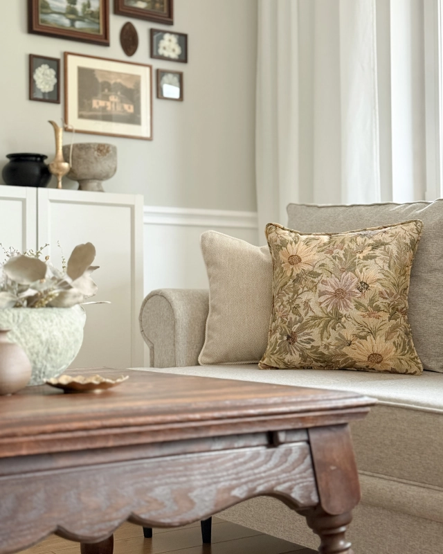 Beżowo-żółty zestaw żakardowych poduszek kwadratowych.