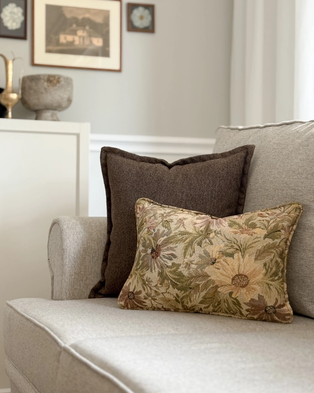 Brązowo-żółty zestaw poduszek żakardowych na kanapę lub fotel.