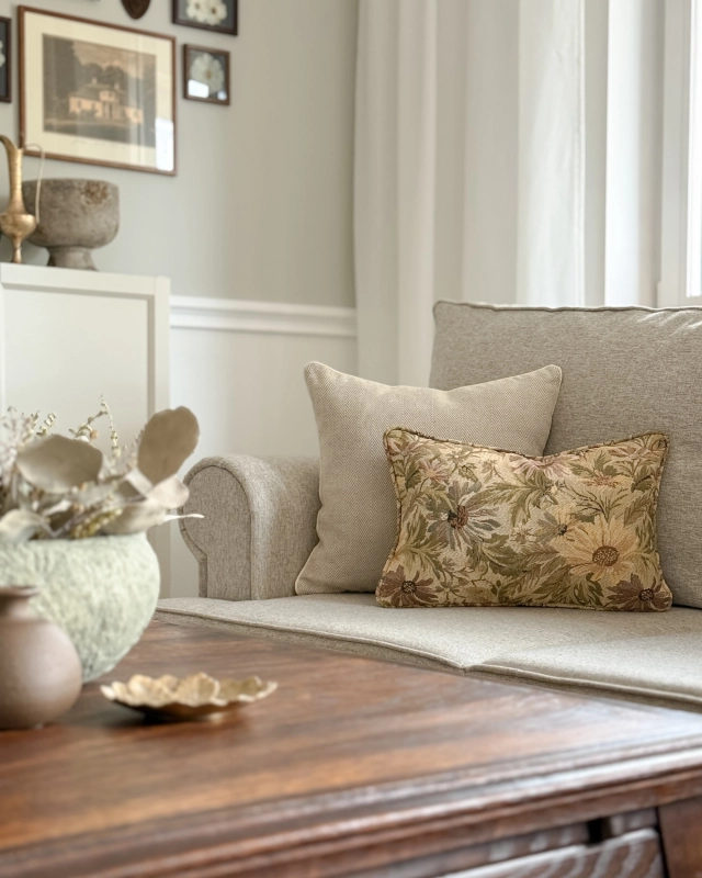 Beżowo-żółty zestaw poduszek tkaninych na kanapę lub fotel.