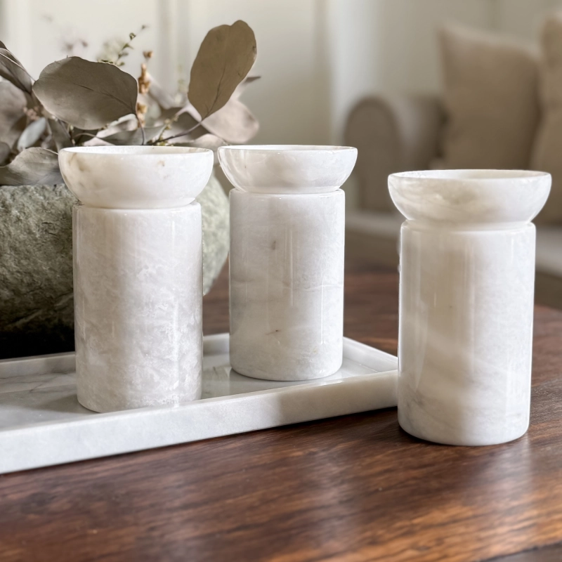 Biały kominek zapachowy z marmuru na wosk zapachowy MARBEA - różnorodność kamienia.